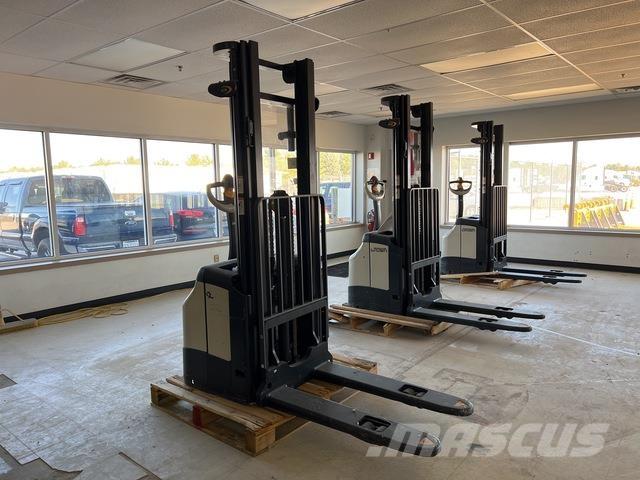 Crown ES 4000 行走式堆垛机