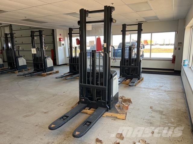 Crown ES 4000 行走式堆垛机