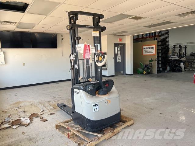 Crown ES 4000 行走式堆垛机