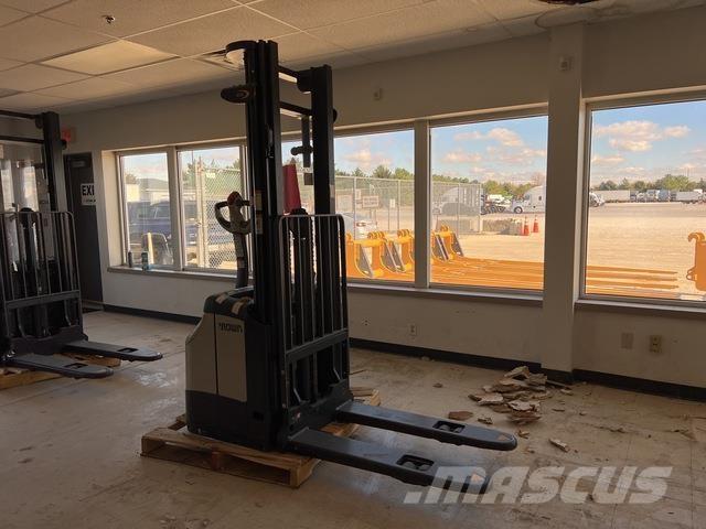 Crown ES 4000 行走式堆垛机