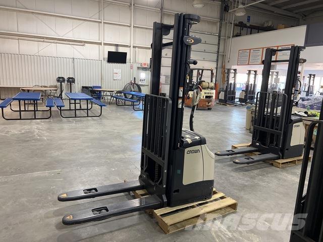 Crown ES 4000 行走式堆垛机