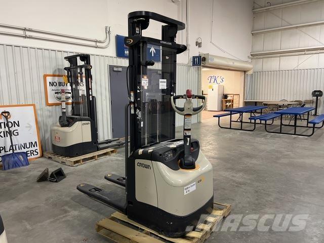 Crown ES 4000 行走式堆垛机