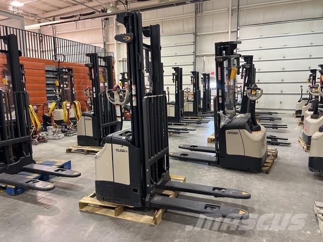 Crown ES 4000 行走式堆垛机