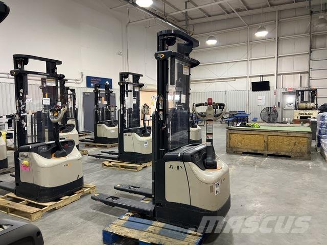 Crown ES 4000 行走式堆垛机