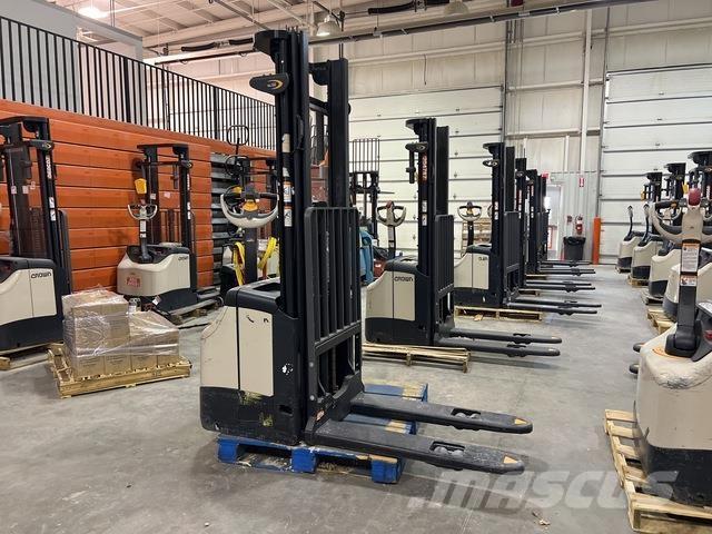 Crown ES 4000 行走式堆垛机