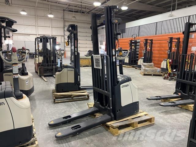 Crown ES 4000 行走式堆垛机