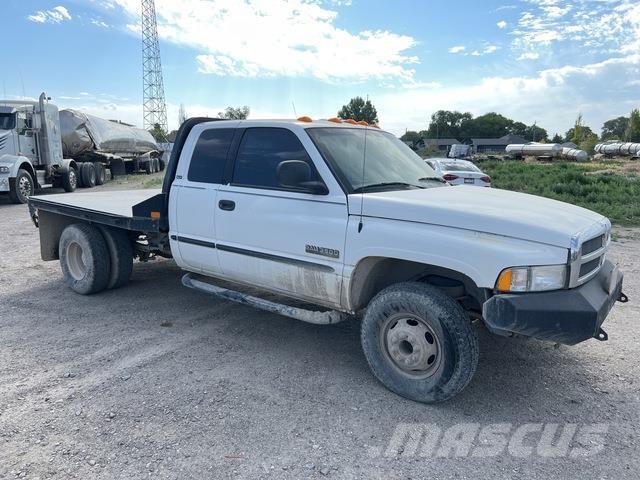 Dodge Ram 3500 平板栏板货车