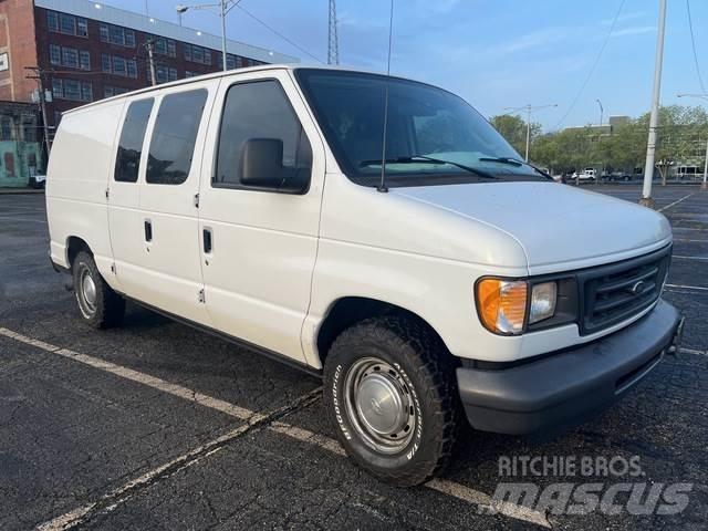 Ford E-150 大型面包车