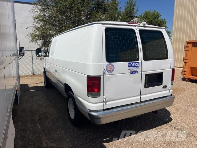 Ford E-150 大型面包车