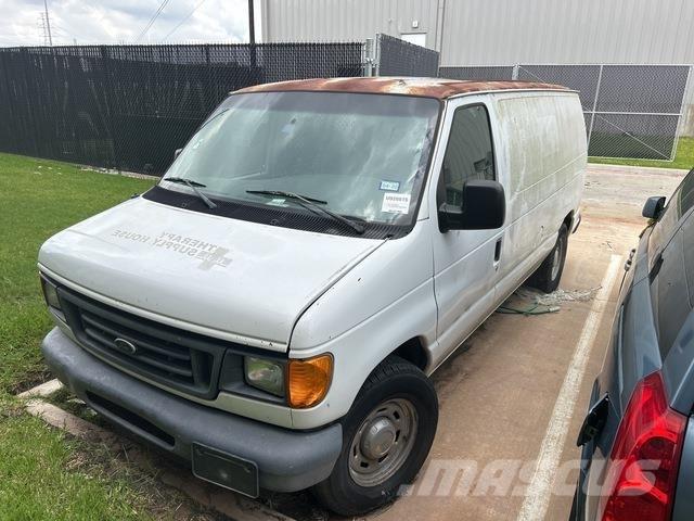 Ford E-150 大型面包车