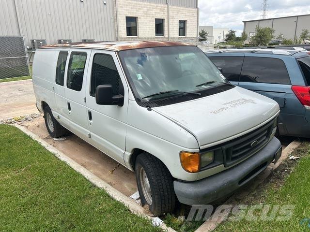 Ford E-150 大型面包车
