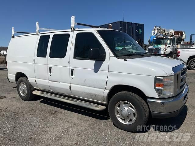 Ford E-250 大型面包车