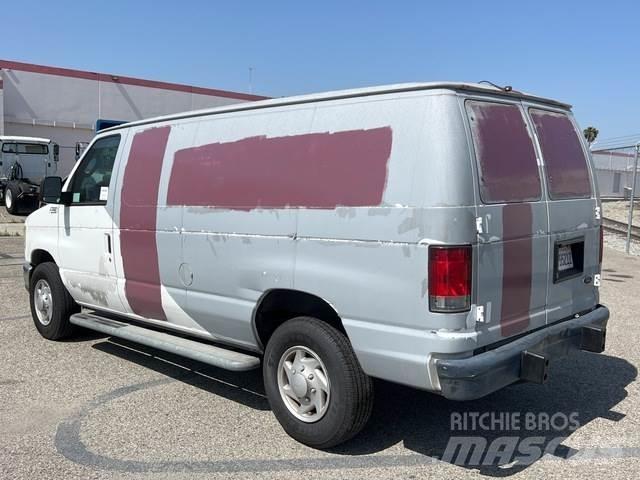 Ford E-250 大型面包车