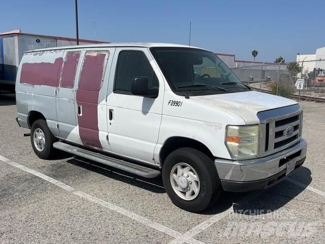 Ford E-250 大型面包车