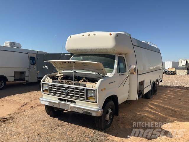 Ford E-350 大型面包车