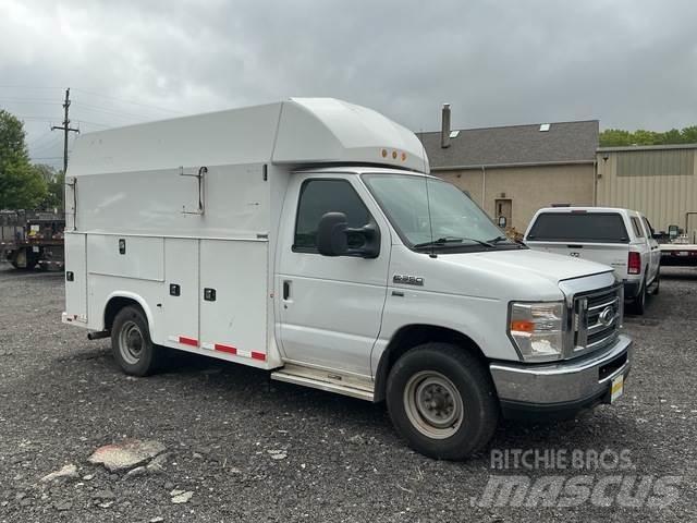 Ford E-350 皮卡车