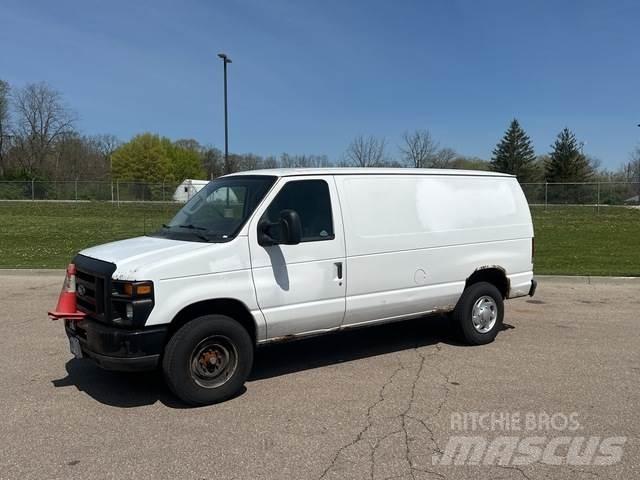 Ford E-350 大型面包车