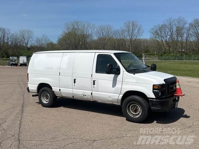 Ford E-350 大型面包车