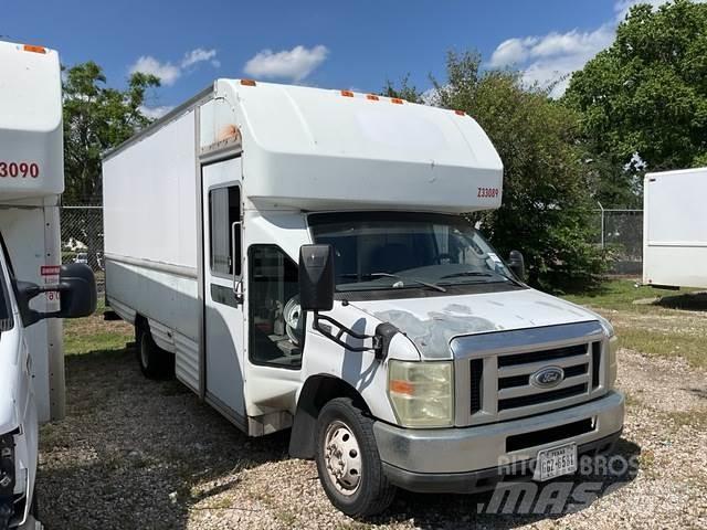 Ford E-350 大型面包车