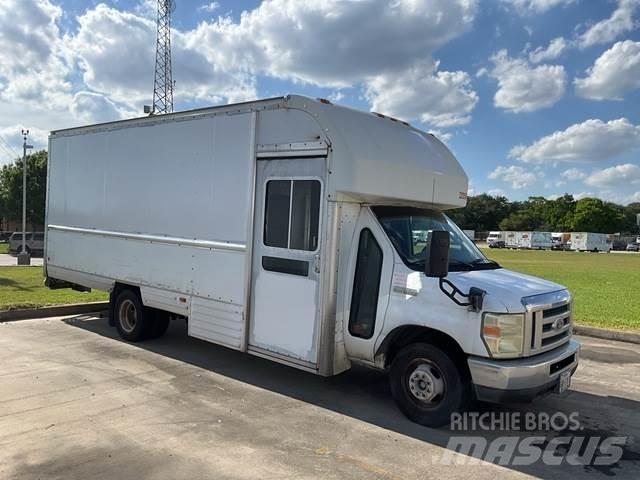 Ford E-350 大型面包车