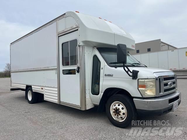 Ford E-350 大型面包车