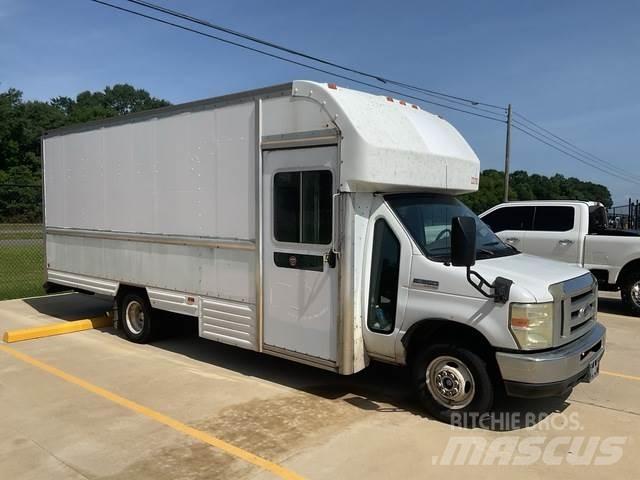 Ford E-350 大型面包车