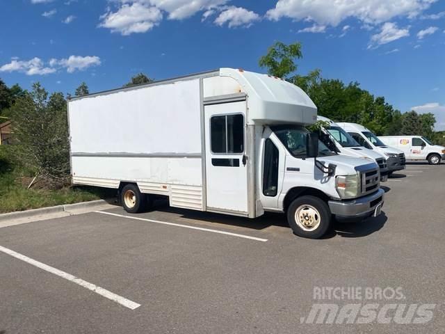 Ford E-350 大型面包车