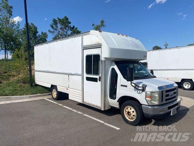 Ford E-350 大型面包车