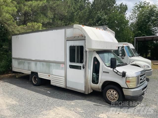 Ford E-350 大型面包车