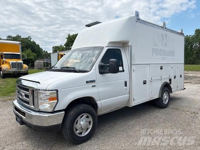 Ford E-350 大型面包车