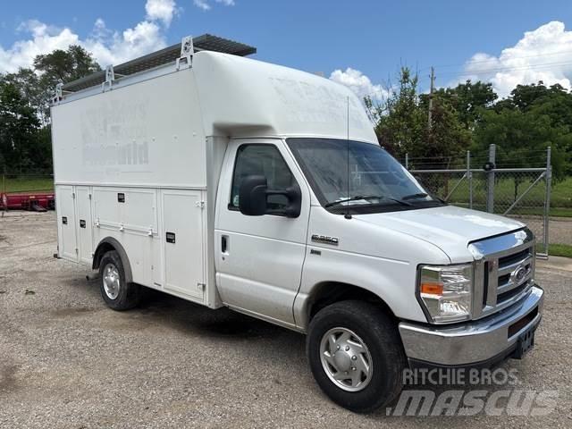 Ford E-350 大型面包车