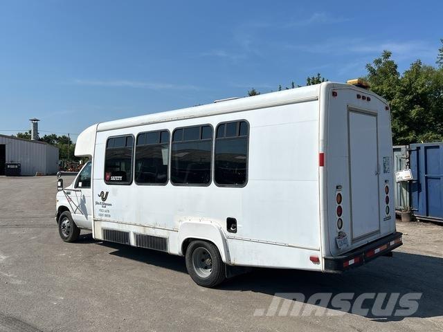 Ford E-450 迷你巴士