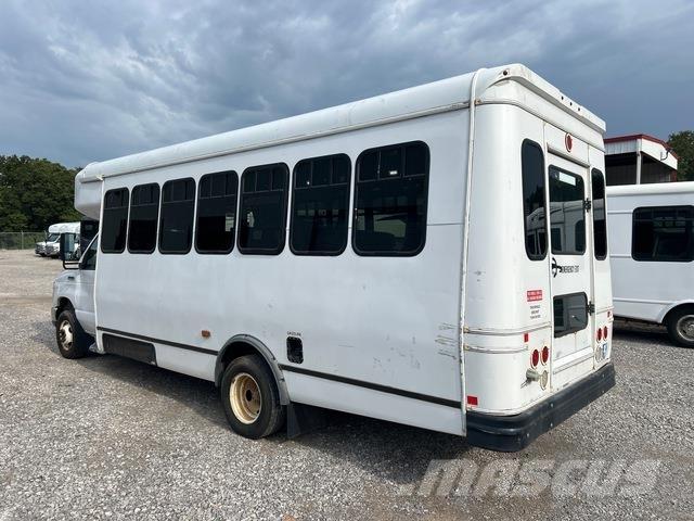 Ford E-450 迷你巴士