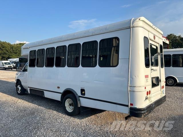Ford E-450 迷你巴士