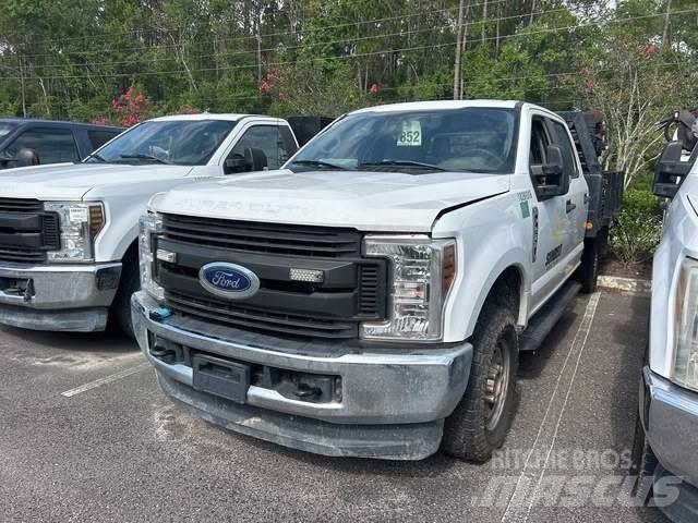 Ford F-250 平板栏板货车