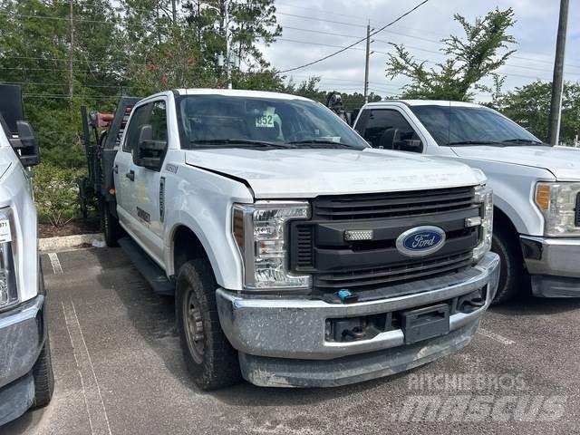 Ford F-250 平板栏板货车