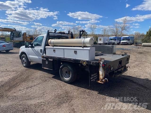 Ford F-350 平板栏板货车