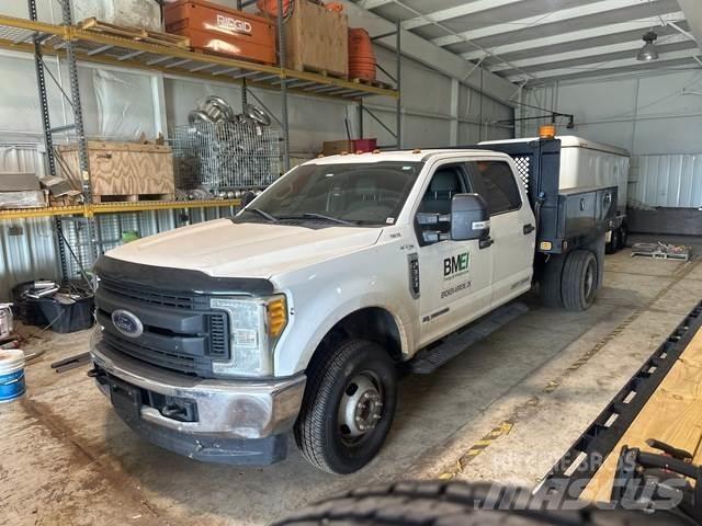 Ford F-350 平板栏板货车