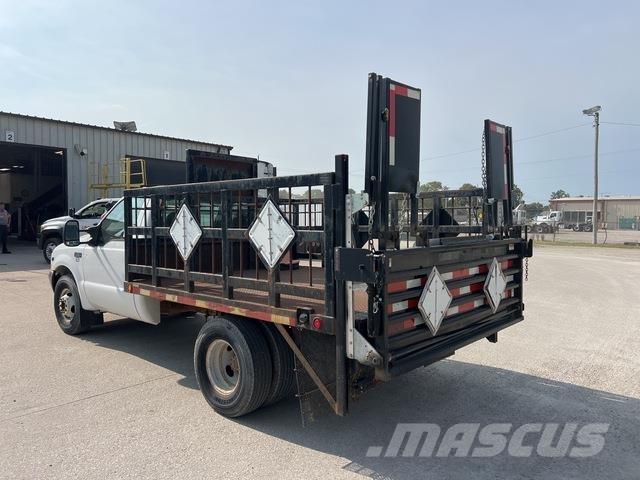 Ford F-350 平板栏板货车