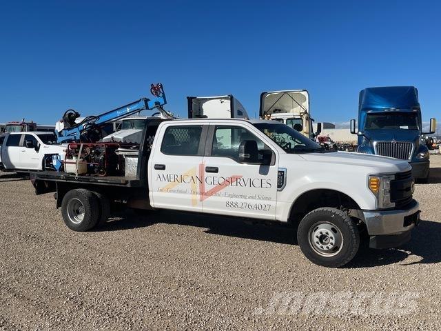 Ford F-350 钻机车