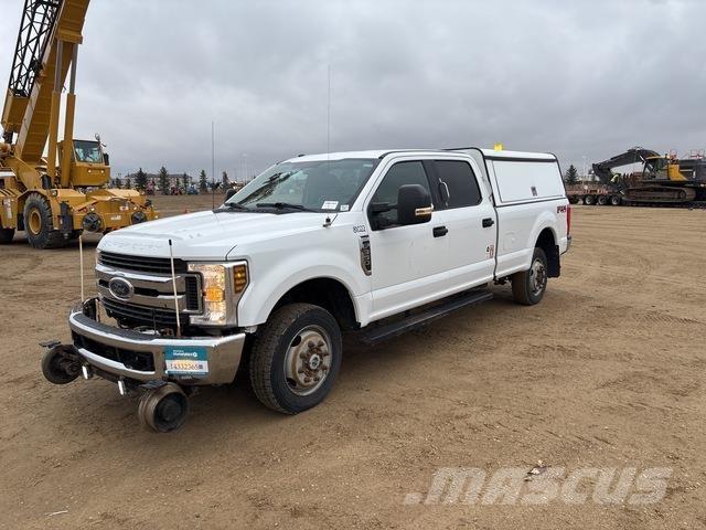 Ford F-350 XL 皮卡车