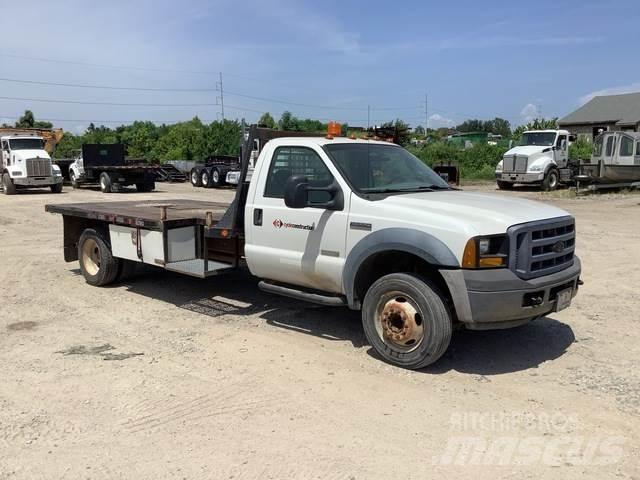Ford F-550 平板栏板货车