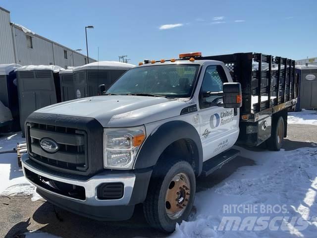 Ford F-550 平板栏板货车