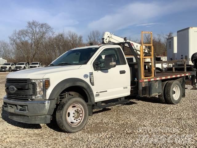 Ford F-550 平板栏板货车
