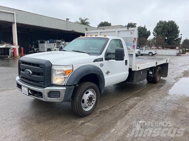 Ford F-550 平板栏板货车