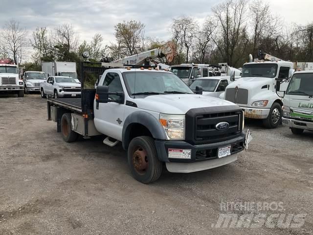 Ford F-550 平板栏板货车