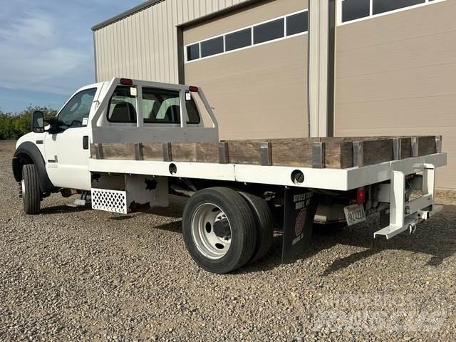 Ford F-550 平板栏板货车