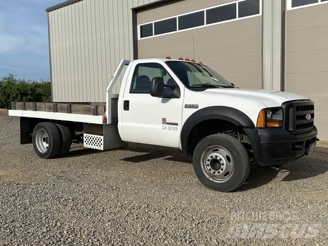 Ford F-550 平板栏板货车