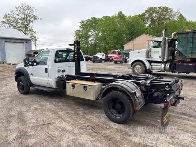Ford F-550 工程吊钩车