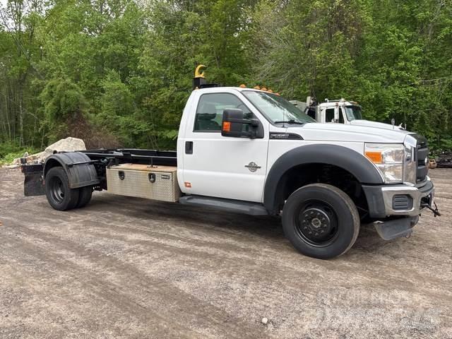 Ford F-550 工程吊钩车